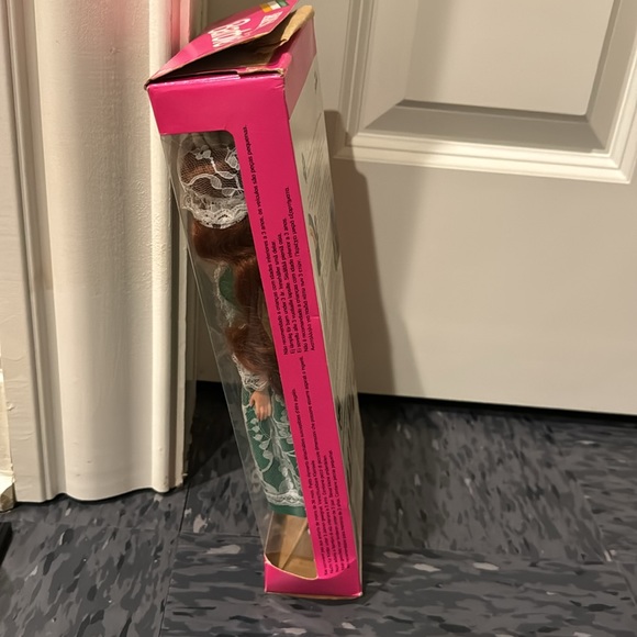 Dolls of the World: Irish Barbie - Picture 6 of 9